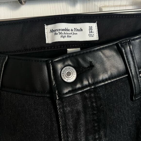 Abercrombie 90s Relaxed High Rise Jean Curve Love 32 Black Denim women's NWT - Picture 4 of 8